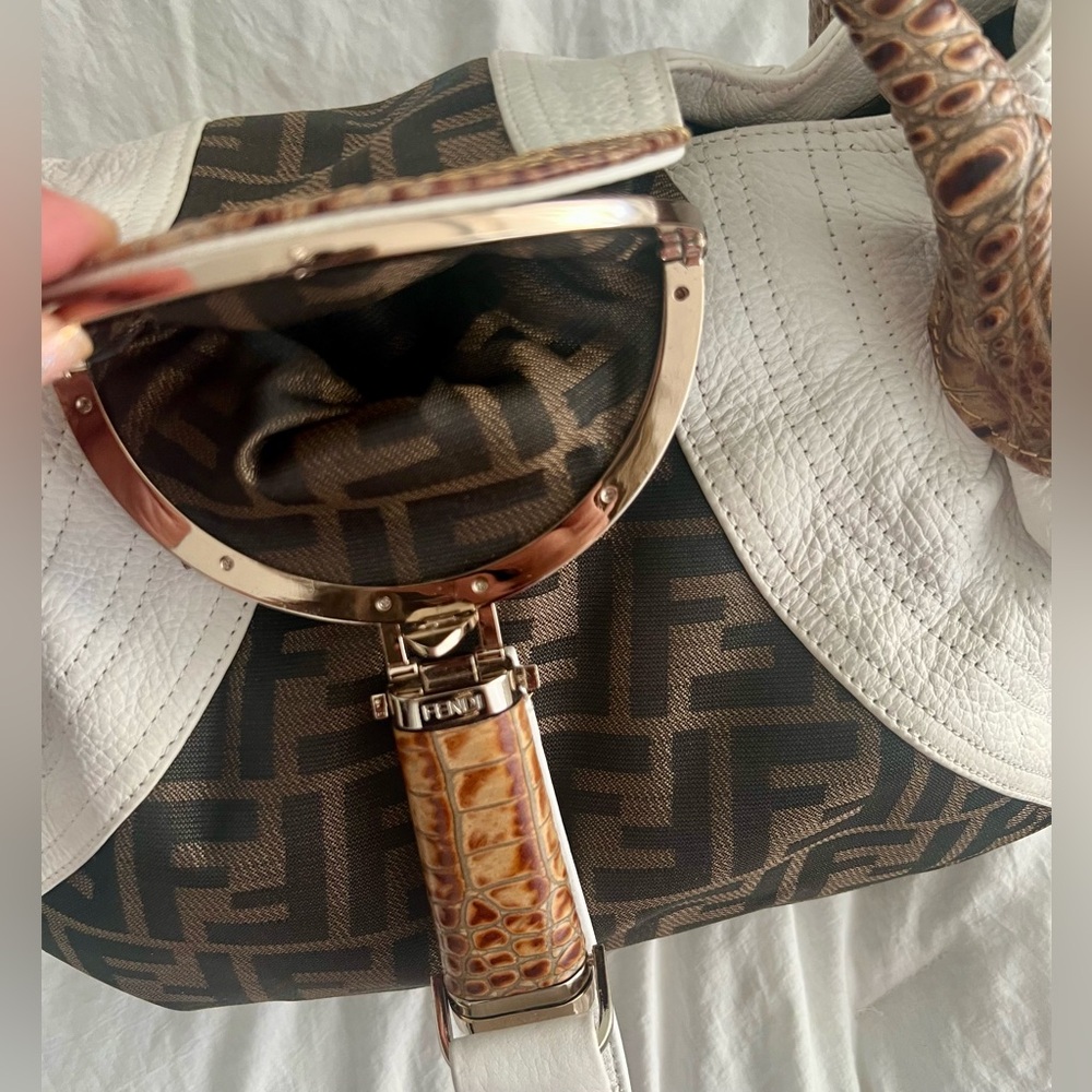 👑✅PRICE FIRM✅ Beautiful Large White and Brown Spy Bag - Picture 8 of 17